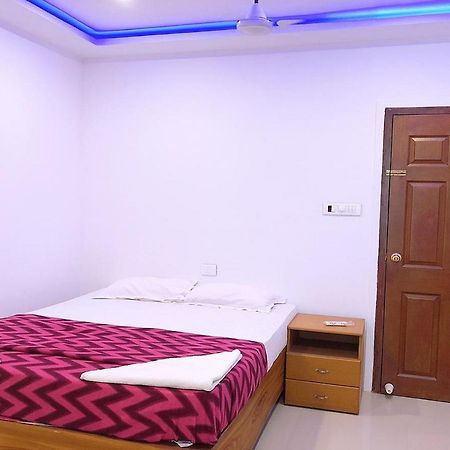 Phils' Residency & Banquets Hotel Kochi Buitenkant foto
