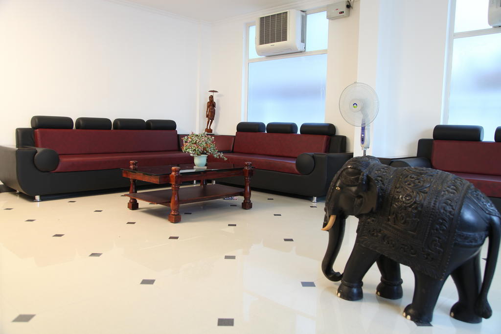 Phils' Residency & Banquets Hotel Kochi Buitenkant foto