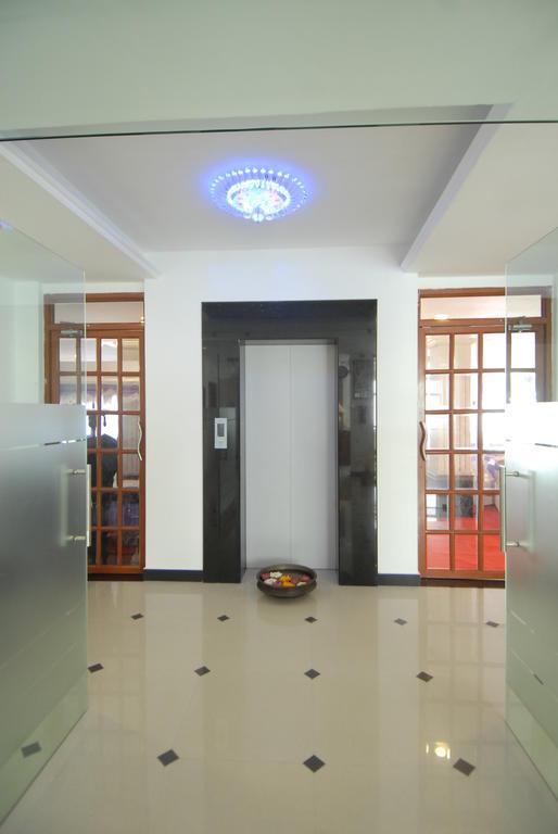 Phils' Residency & Banquets Hotel Kochi Buitenkant foto