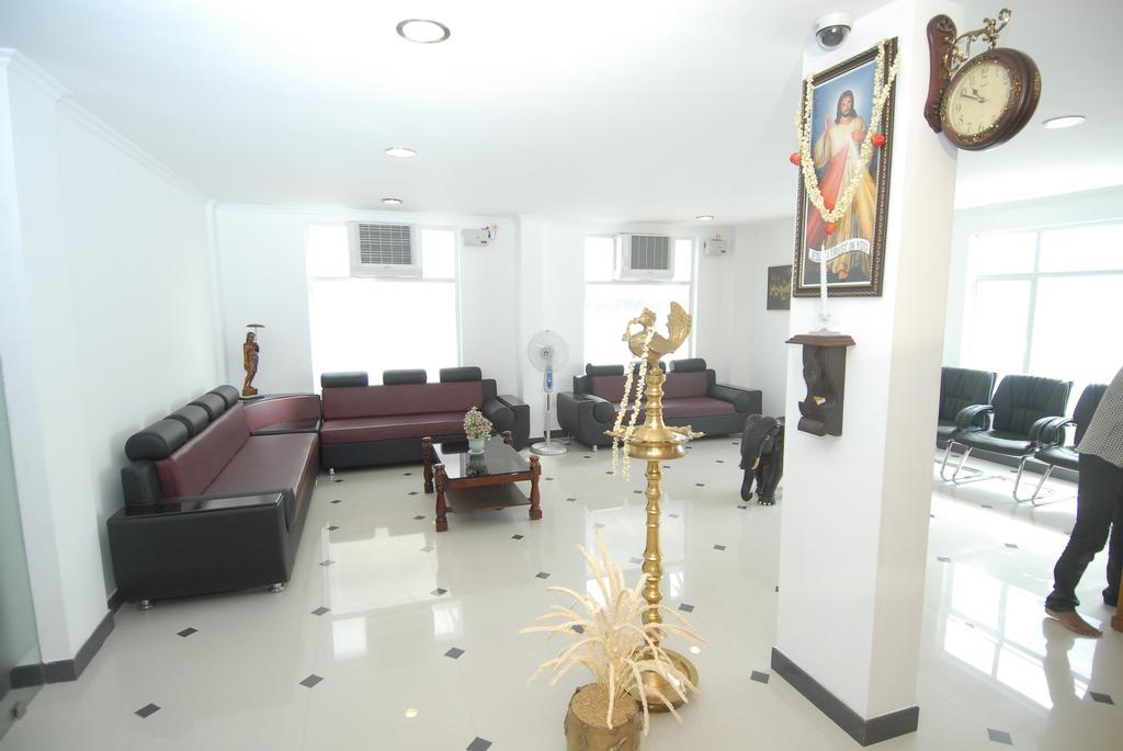 Phils' Residency & Banquets Hotel Kochi Buitenkant foto