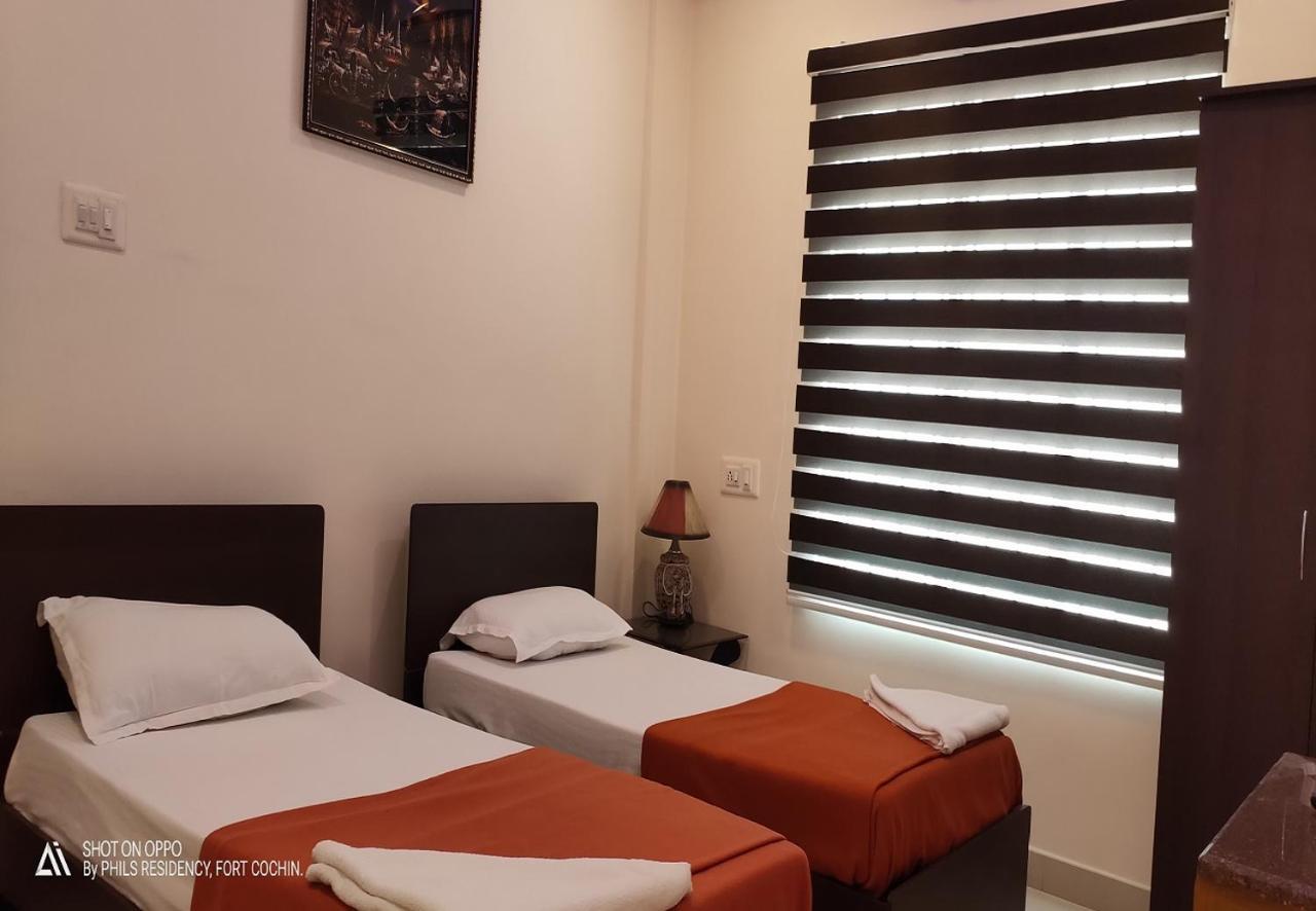Phils' Residency & Banquets Hotel Kochi Buitenkant foto