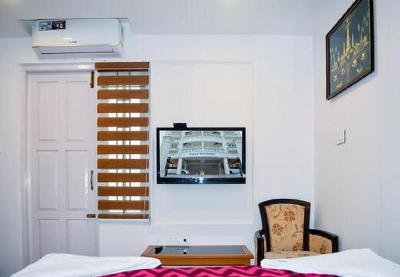 Phils' Residency & Banquets Hotel Kochi Buitenkant foto