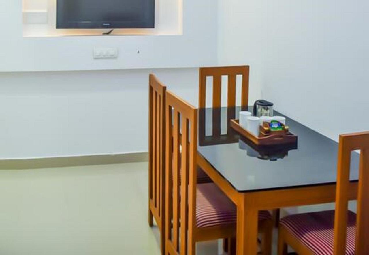 Phils' Residency & Banquets Hotel Kochi Buitenkant foto