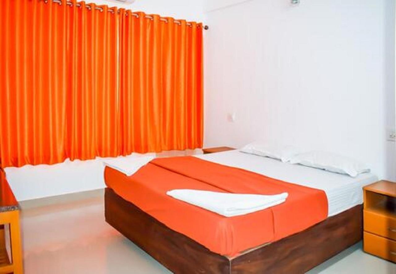 Phils' Residency & Banquets Hotel Kochi Buitenkant foto
