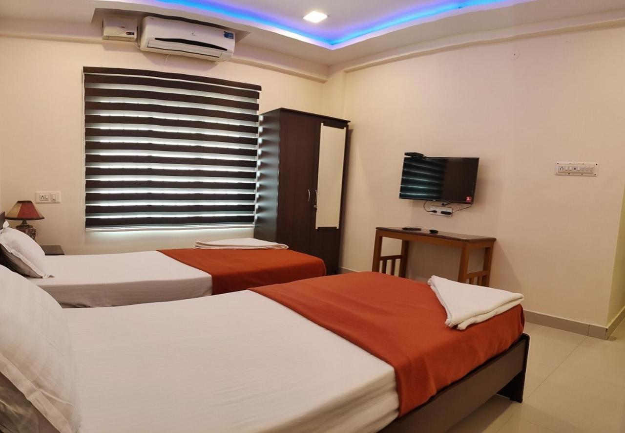 Phils' Residency & Banquets Hotel Kochi Buitenkant foto
