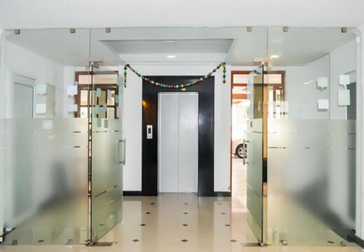 Phils' Residency & Banquets Hotel Kochi Buitenkant foto