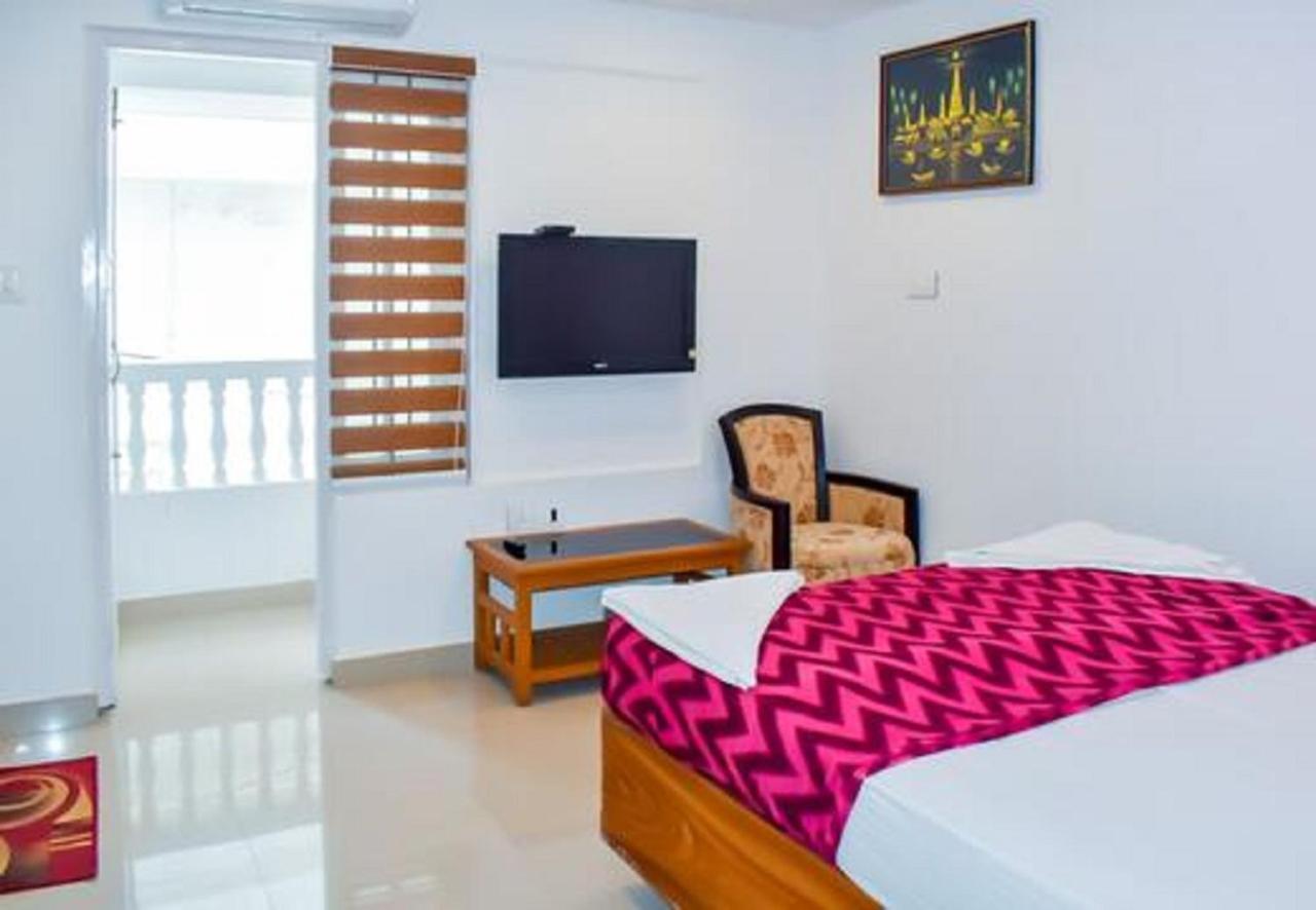 Phils' Residency & Banquets Hotel Kochi Buitenkant foto