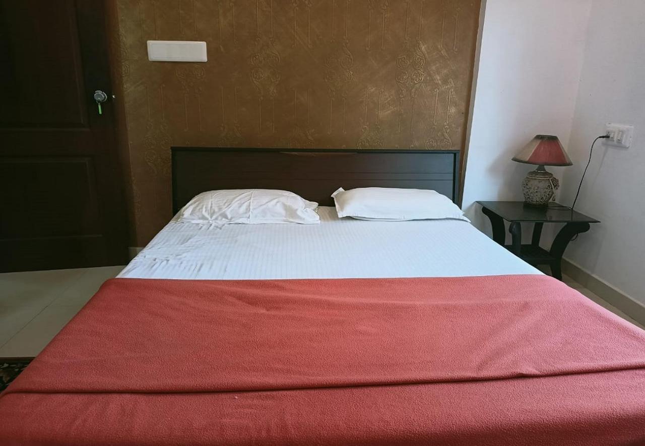 Phils' Residency & Banquets Hotel Kochi Buitenkant foto