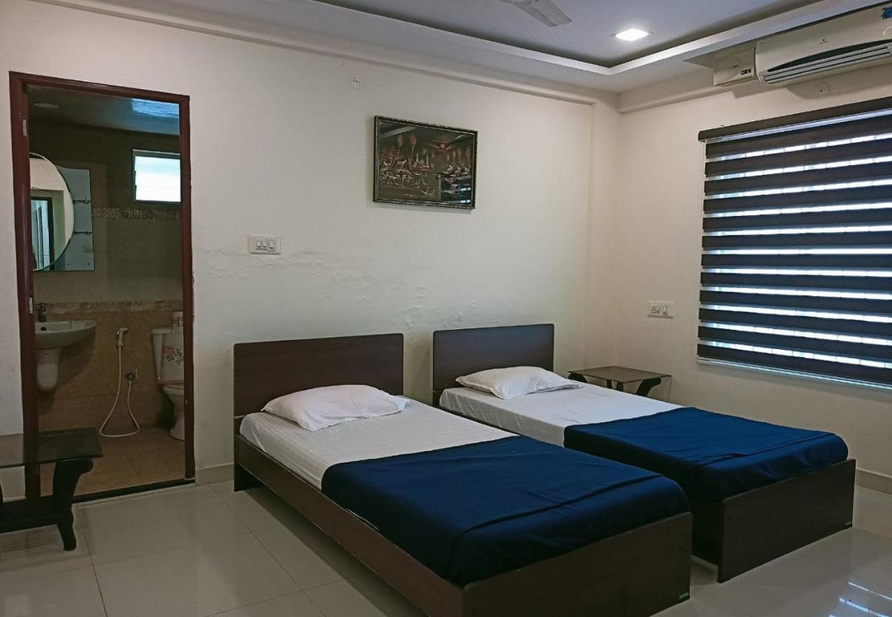 Phils' Residency & Banquets Hotel Kochi Buitenkant foto