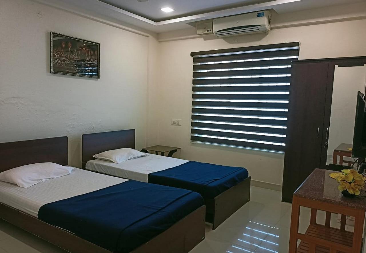 Phils' Residency & Banquets Hotel Kochi Buitenkant foto