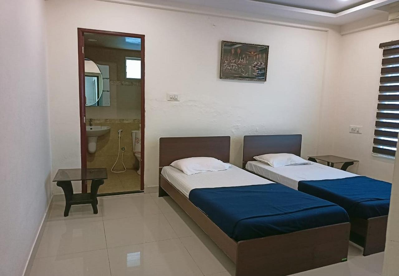 Phils' Residency & Banquets Hotel Kochi Buitenkant foto