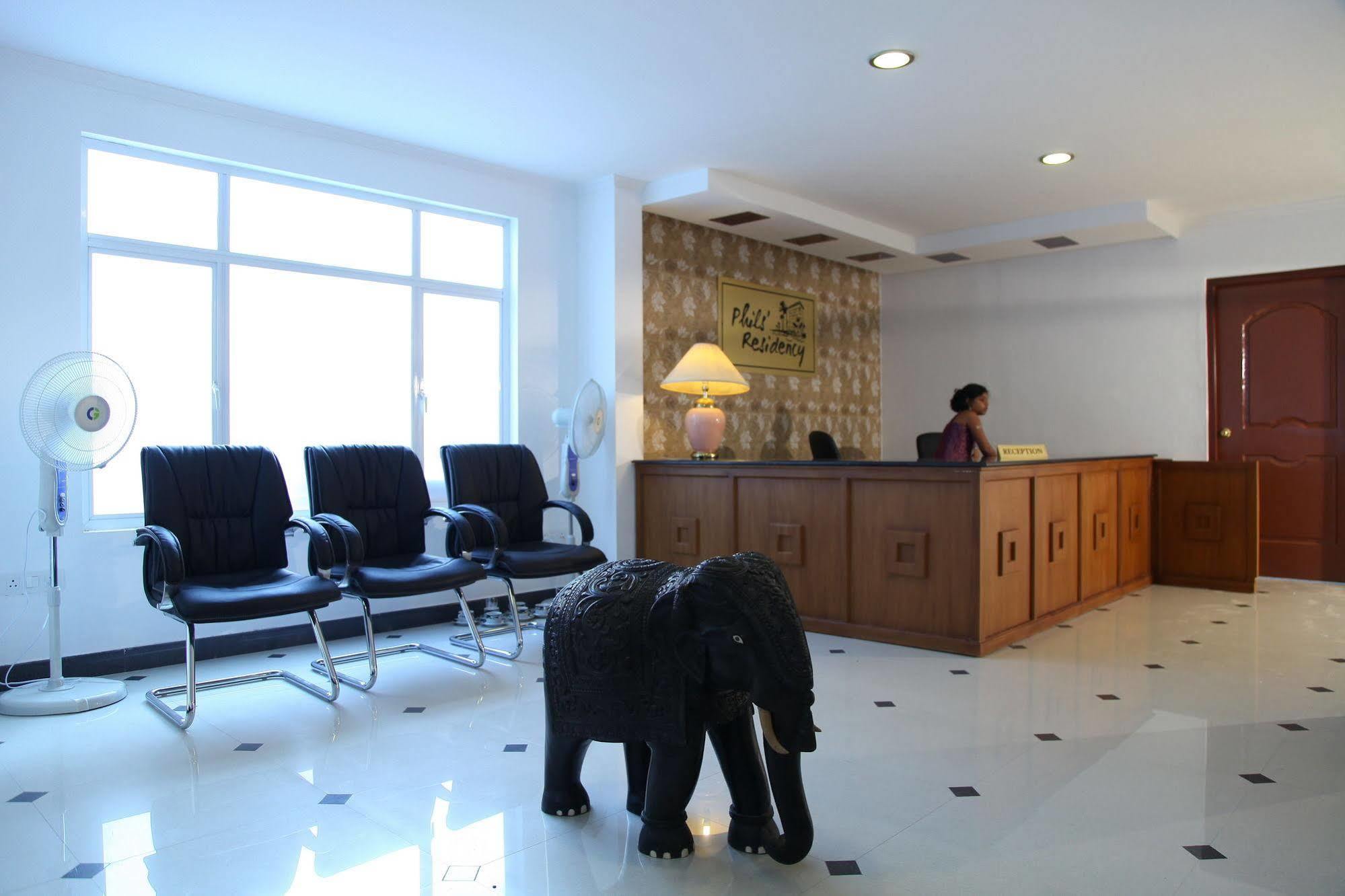 Phils' Residency & Banquets Hotel Kochi Buitenkant foto