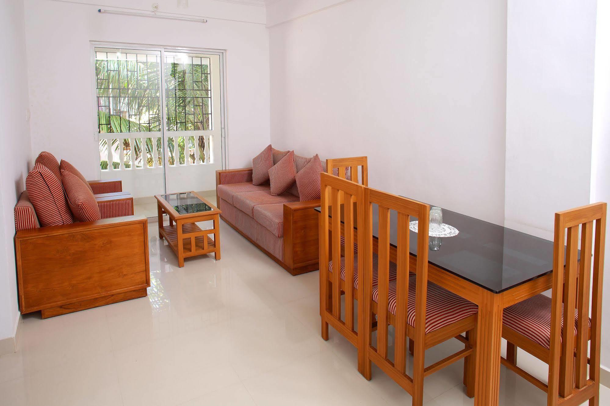 Phils' Residency & Banquets Hotel Kochi Buitenkant foto
