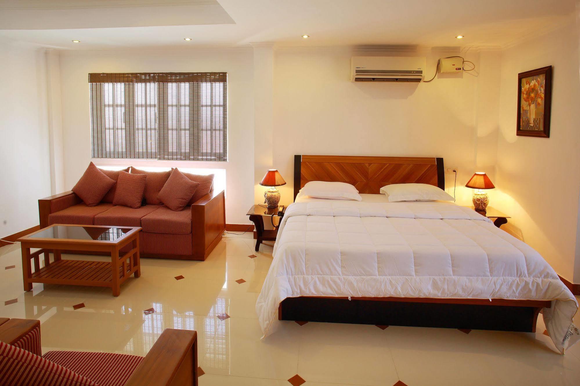 Phils' Residency & Banquets Hotel Kochi Buitenkant foto