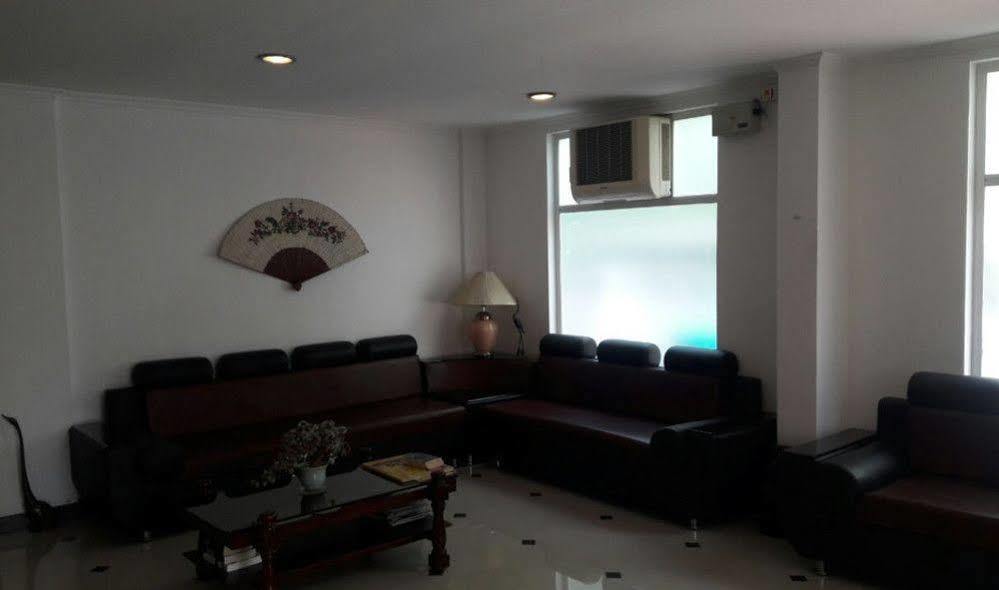 Phils' Residency & Banquets Hotel Kochi Buitenkant foto