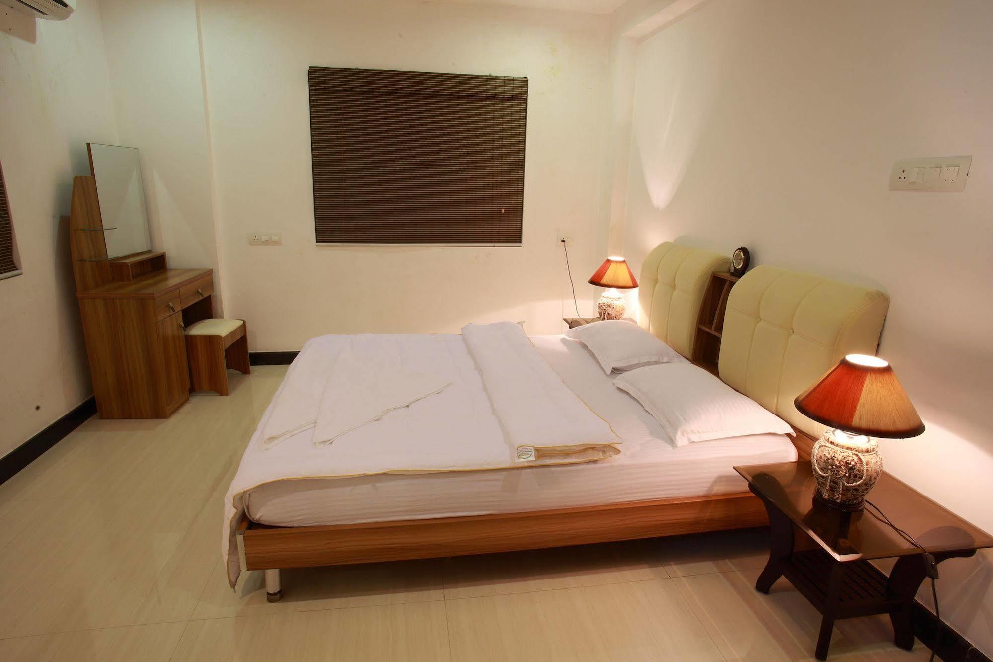 Phils' Residency & Banquets Hotel Kochi Buitenkant foto