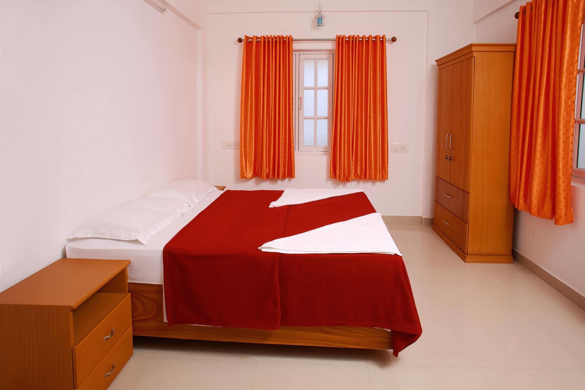 Phils' Residency & Banquets Hotel Kochi Buitenkant foto