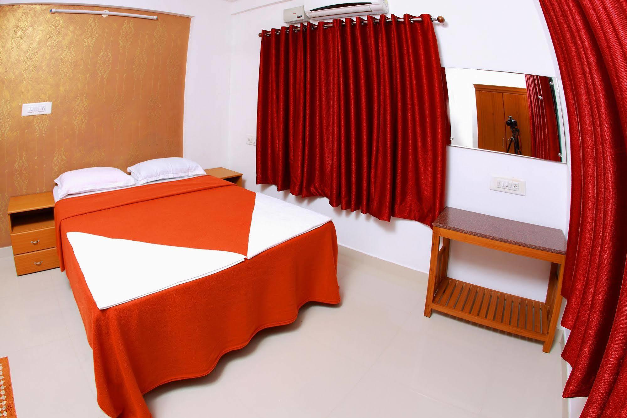 Phils' Residency & Banquets Hotel Kochi Buitenkant foto
