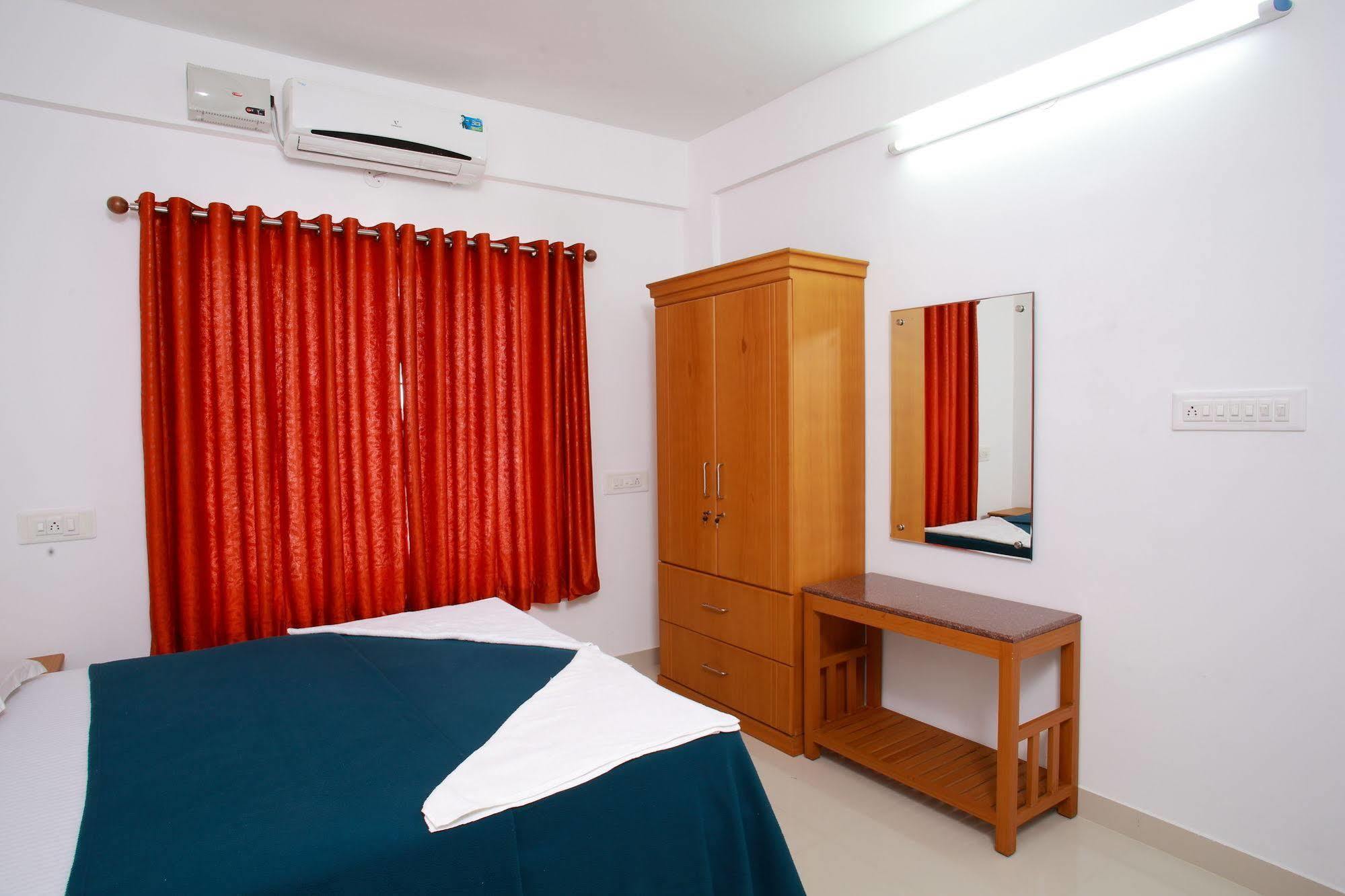 Phils' Residency & Banquets Hotel Kochi Buitenkant foto