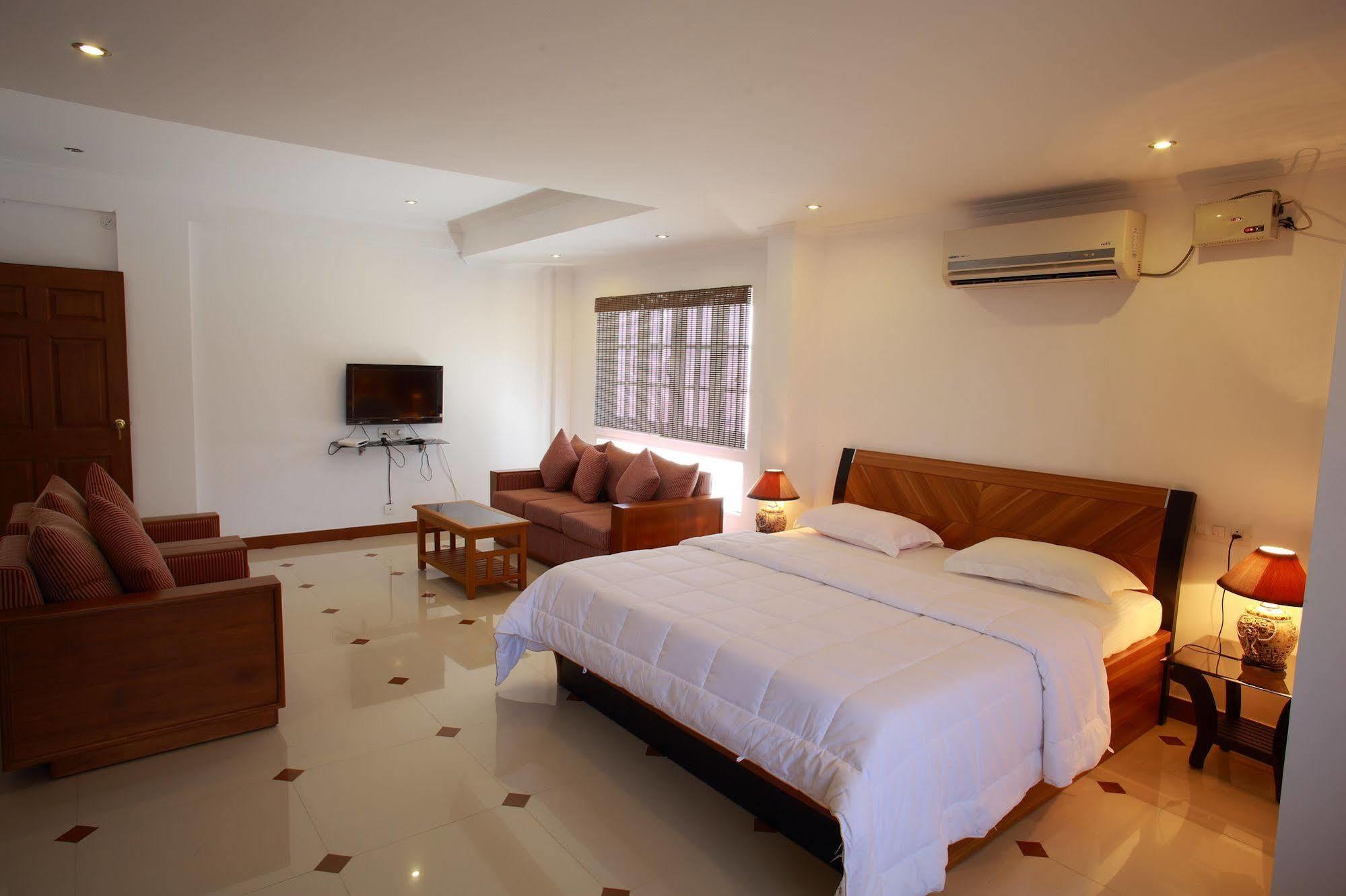 Phils' Residency & Banquets Hotel Kochi Buitenkant foto