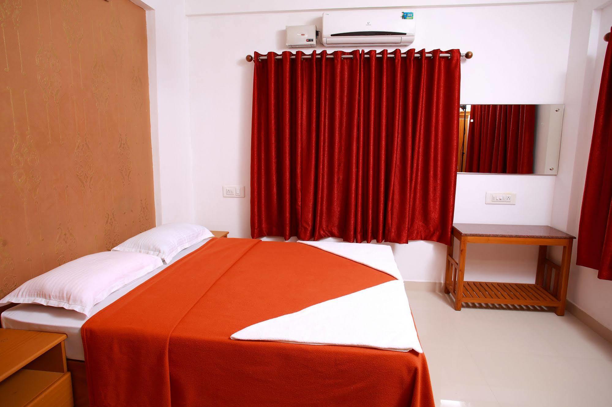 Phils' Residency & Banquets Hotel Kochi Buitenkant foto
