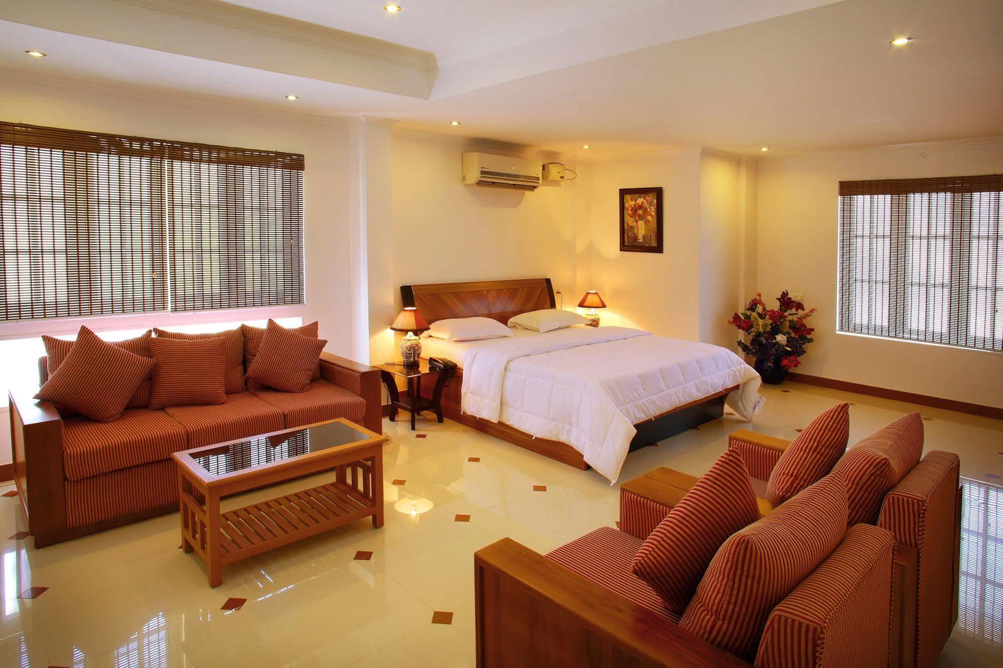 Phils' Residency & Banquets Hotel Kochi Buitenkant foto
