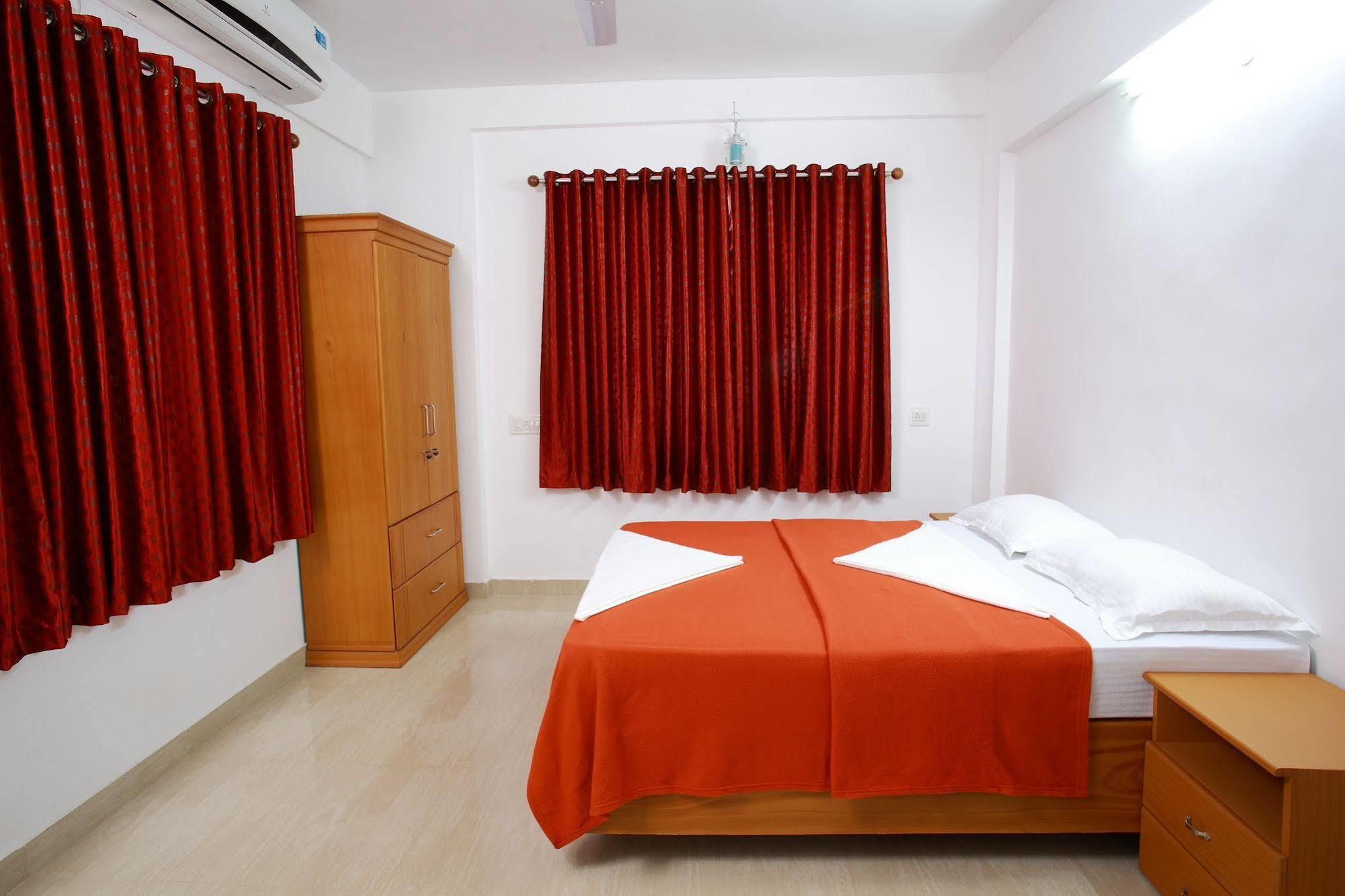 Phils' Residency & Banquets Hotel Kochi Buitenkant foto