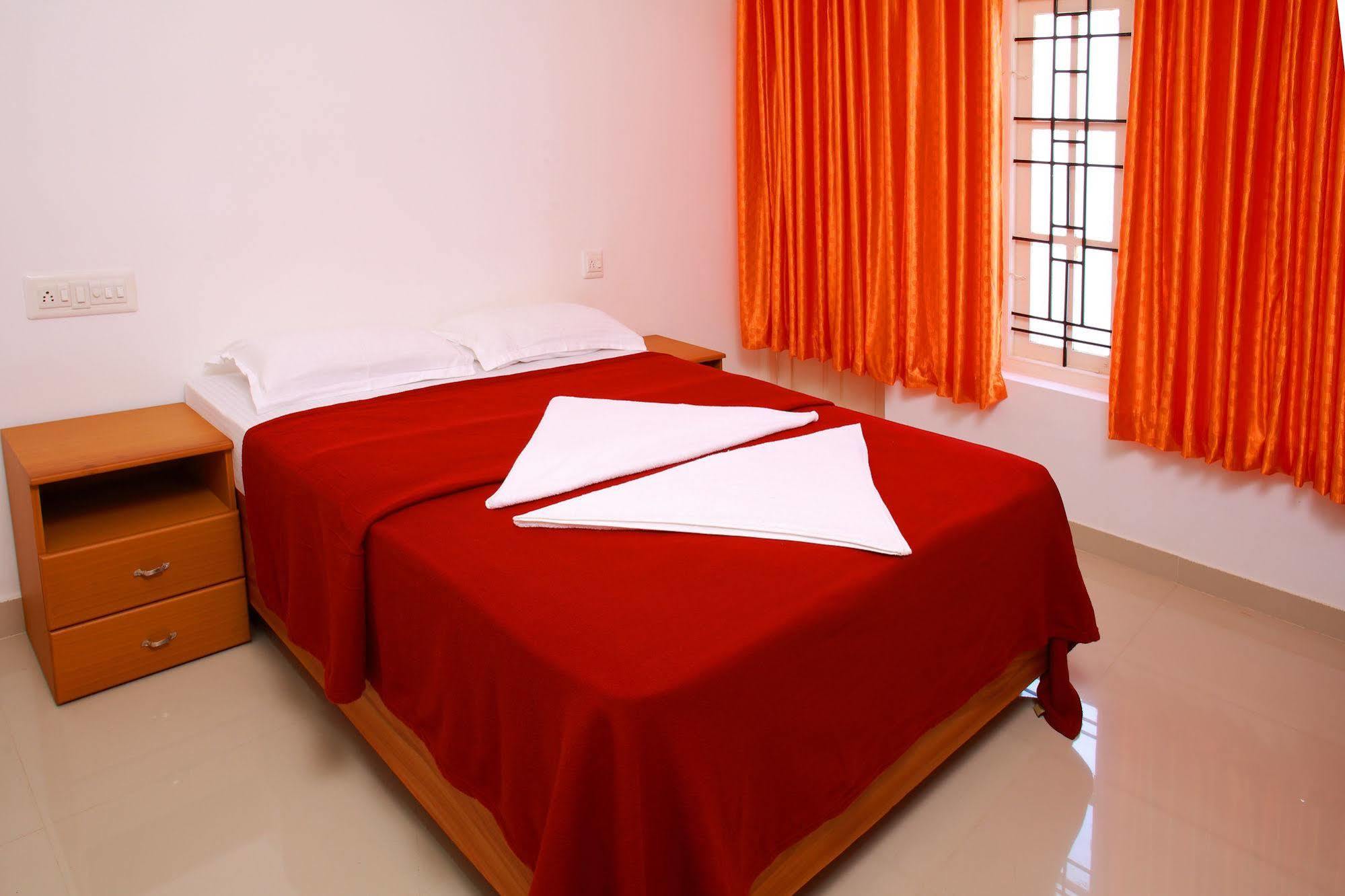Phils' Residency & Banquets Hotel Kochi Buitenkant foto