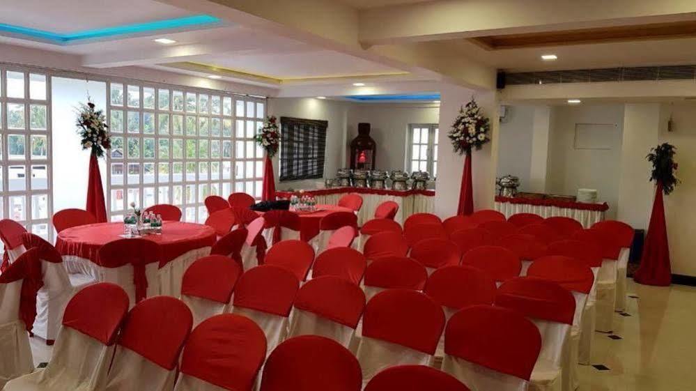 Phils' Residency & Banquets Hotel Kochi Buitenkant foto