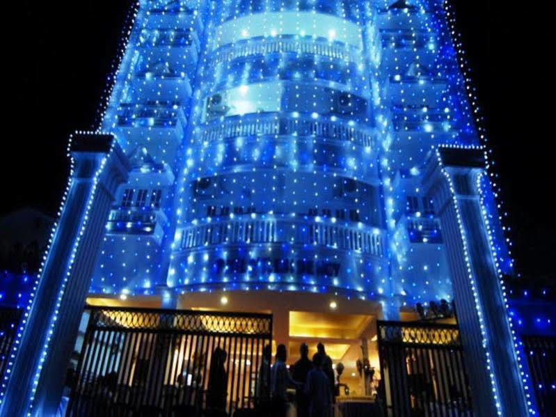 Phils' Residency & Banquets Hotel Kochi Buitenkant foto